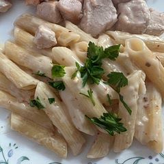 Easy to make and delicious 🤤 tried with the pasta I had available and added some Parmesan and Chile flakes. Probably I need to let the lemon juice to evaporate more so it is not so acid.