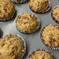 What i liked about this recipe is that it’s “leftover-friendly”(i used oats from a box of muesli cereal and some old bananas) and it was very easy and fast to make.The muffins came out just right to feel a bit of sweetness