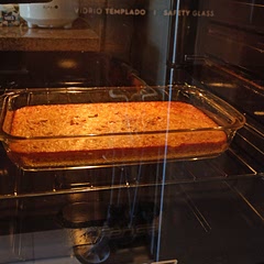 La hice con azúcar blanca en vez de rubia, muy buena receta, le gustó a todos en mi familia. Bien acompañado con helado de piña y la mermelada de frutilla.