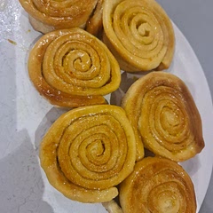 These were DEEEEELICIOUS. They didn't puff up much because I think my yeast is dead, but they still taste phenomenal. The sauce/glaze was outrageously good!!