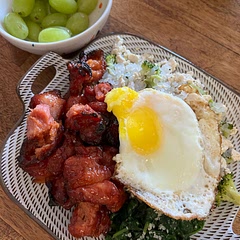Low carb version (miracle rice, tofu and broccoli mix)