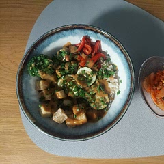 Tofu a bit dry and tasteless for me but overall the dish was very nice. I added some roasted zucchini and a side of kimchi.