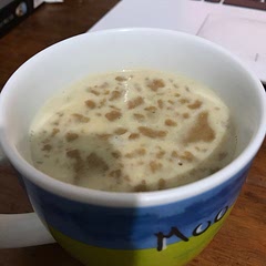 Es una receta sabrosa! Fue la primera vez que preparaba un atole y me quedó muy bien :D
Sin embargo, creo que mezclaría la galleta y la mezcla en frío para que no quedaran grumos, porque si me quedaron algunos :(
