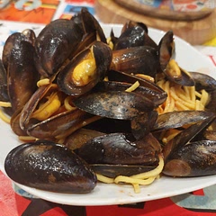 Used extra muscles. Absolutely delicious, the tomato sauce was extremely tasty and complemented the muscles well.