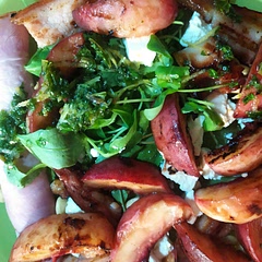 Repas original, plutôt simple à réaliser, on peut tout à fait ajouter d'autres ingrédients à cette salade. La sauce huile menthe citron est top.