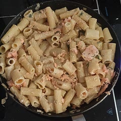 Big man at it again, steaming salmon like no other.
(Using chopsticks over the cooking pasta and putting the lid on)
Its good it's great.
Big man out
