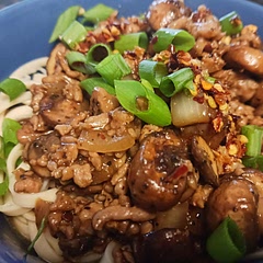 I didn't expect this to be so good. The homemade chili oil added so much flavor, and the balance of hot broth, cold noodles, and hot stir fry was perfect. Thank you.