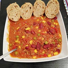 Ich habe es noch mit 500 Rinder gehacktes gemacht und mit einer Trockenen Chilli Schote verfeinert. Habe wie im Kommentar zuvor auch Feta hinzugefügt und ich muss sagen, ich bin begeistert! Absolute weiterempfehlung.