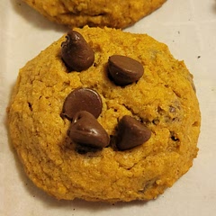 I made them a little smaller and added chocolate chips on top as well as mixed!
I think next time I'll add more pumpkin spice seasoning or a dash of nutmeg!