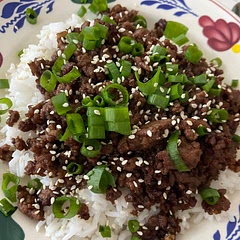 THIS WAS SOOOOO GOOD. Seriously WOW. Mt partner tasted what was left over (I left him just one bite because I ate it all an he HAD to taste it) an he LOVEEEEED it. So this will be a regular thing. Oh I made it with pork/beef meat and normal soja sauce and added a tiny bit of Ketjap Manis. Seriously I ate almost 500 grams of meat by myself because of how good this was.