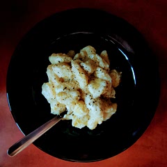 Used Gouda-camembert mix instead of scamorza and was supercheesy. After making the souce I decided to use twice that much Gnocchi and that was good good decision 😅