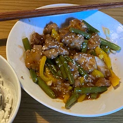 I added more chilli sauce than required, marinated the chicken thigh in advance and boiled the beans. Added some sesame seeds for decoration at last. Turned out pretty good.