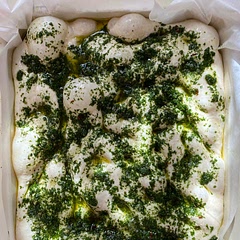 Ricetta eccezionale👌🏼 focaccia alta, saporita e super soffice!! 🥰 I passaggi sono chiari e facili da eseguire. Consiglio di andare a vedere i video di Lacey su Instagram, sono fatti benissimo e aiutano molto🤩