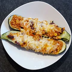 Descent meal, a bit to spicy for me, so I added more cheese on top and a bit of a creamy lime dip.