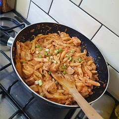 Delicious and super easy to make, will definitely be a go-to for when I don't have lots of time to cook. I used around 100g of cream cheese for 4 servings instead of the suggested 55g which made it even creamier