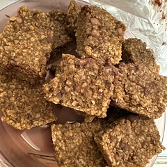 Fresh out of the oven it tasted like banana bread. I didn’t realize I bought instant oats but it tasted perfectly fine. would make again but I’d definitely half the recipe since it only lasts two days outside the fridge 👍🏼👍🏼