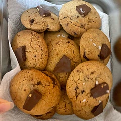 I added a chocolate cube on the cookies right after they came out of the oven, and on part of the cookies I also put salt