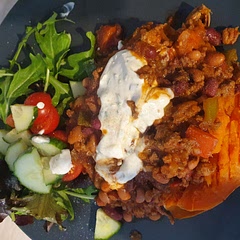 Whole recipe adds up to roughly 1400 cal. This divided into 6 portions so 233 cal per portion. I had it with a baked sweet potatoe and tbls of sour cream