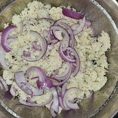 I used 4 garlic cloves, 1 teaspoon of garlic minced handful of cilantro salt pepper and one teaspoon of garlic powder I also cut up red onions --- came out amazing