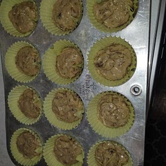 Happy with this recipe 😋
One tray was muffin's with walnuts and the other was a loaf with mini chocolate chips. Baking on the lower rack was a game changer 🤗