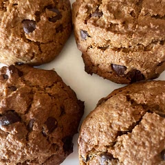Le he añadido harina de avena y he puesto chispas de chocolate, la textura es perfecta y saben muy muy bien :)