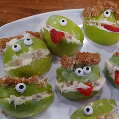 Nailed it😅
Added "hair" with a couple crunchy granola bars and had almond bark to keep everything in place. Kids had fun helping and eating them- that's what matters. 🎃