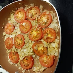 We pan fried the onion and tomato salad in the oil and redwine vinegar then topped the steak with it like a hot slaw. Awesome 👌