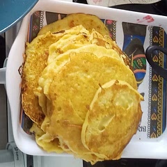 Prévoir un emporte pièce ! A l'air tendre, et ça a bon goût (fade peut être pour un adulte, mais comme pas de sels pour bébé..). Ne gonfle pas, ce qui en fait plus des crêpes qu'un pancake.