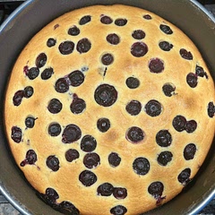 Such a great breakfast cake. Easy to make, soft and delicious. It needed 15 extra minutes in the oven to get the golden color. I will definitely make it again!