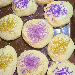 Nice, easy little cookie recipe.  Made them for high school football tailgate party.  Go Bears! 💜🐻💛
