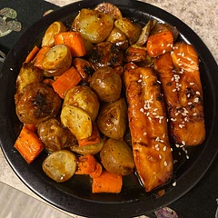 Perfect recipe for loved ones! Instead of broccoli, we did potatoes and carrots with the glaze on top.