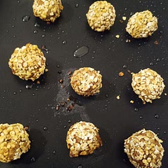 Petites boulettes qui rendent bien, ont l'air bien fermes à l'extérieur mais tendres à l'intérieur (en même tant que c'est que thon). Très facile et rapide à faire !