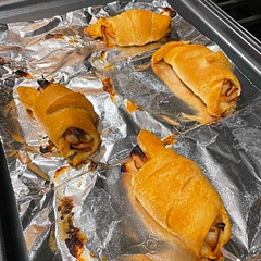 Super simple to make.  I used honey crescent rolls.  Used honey mustard for dipping.  Great appetizer for kids while dinner is being prepared.