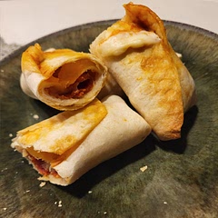 These were so easy to make and awesome for a quick snack!  I made extras and froze them for easy heat up for the kiddos.  I made some just cheese and some with pepperoni.  I bet you could stuff these with whatever pizza toppings you please!  Yum!
