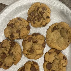 They don’t look the same but they taste like McDonald’s cookies so I guess this is a win. (Ignore the ghetto plastic plate I didn’t know where else to put them so they can cool down 😭)