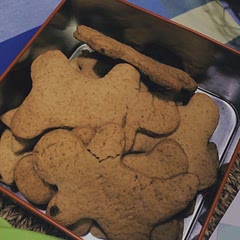 Absolutely delicious!! Made a bunch of various sized cookies. I eyeballed the spices, but the amount of weighed brown sugar was just perfect. I did add a bit more butter like other comments mentioned, but they came out great!! 🥰