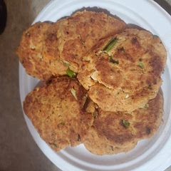Sooo easy and quick, and delicious. I added a little bit more almond flour, they were a bit too wet at first. Could have been the salmon I used as well, though.