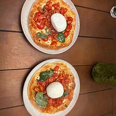 Really delicious and easy to make!! Even tho it’s pizza it feels fresh and is full of flavors (: