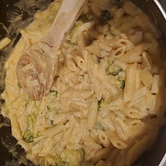 my siblings liked it!
 Good upgrade from regular kraft mac and cheese.
Only con is that it took 40 mins (without baking), which is still a short amount of time, still it wasnt true to recipe