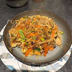 Really tasty. I only used 2 packs of instant noodles and 4 chicken thighs chopped up for 2 of us and added a pack of stir fry veg instead of cabbage. Plenty!