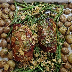 Added garlic, onion, and chili powder to the green beans and rosemary to the potatoes. Topped everything with fried onions. There were too many green beans, I'll maybe use half the amount next time. This dish was very tasty.