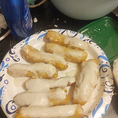 Don't add too much frosting as it will melt and make a mess. Definitely eat fresh, once it's cooled it's not as good.