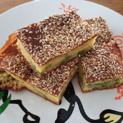 It's a bit gooey inside, maybe because I didn't use feta but low fat cottage cheese. I added sesame seeds on top cause you can never go wrong with sesame.