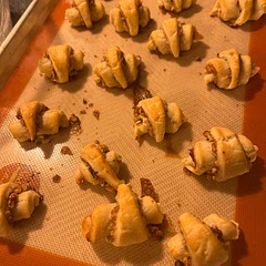 Light and flaky, did not do currants, a less sugary cookie which was a nice balance with the flavor of walnut