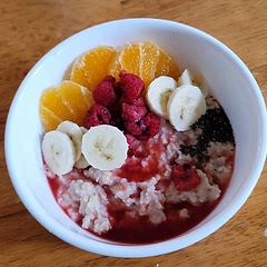 I don't even like porridge idk why I tried to make this- it just looks so pretty 😩