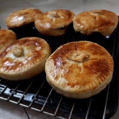 I preferred to leave the dough on the sides to have more of it when eating, as there is no dough at the bottom, and and there is there is a lot of sauce.
tasted absolutely yummy, I made my own dough instead of puff pastry