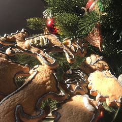 they are so good!! i didn’t have almond extract, but i just use someting else!! i’m not an expert so it kinda took me like 3 hr to make these…. (i have more, but these are the best for the photo)…. everyone should try this!💗💗🎄🫶🏻⭐️