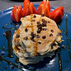 The pancakes were amazing and  really easy to makes. I have made 1.5 servings for just myself and I got 4 pancakes, enough for a good filling breakfast.

I also complemented my pancakes with chocolate chips, some strawberries and maple syrup.
