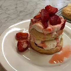 Really beautiful and delicious dessert.  Messy to eat but I’d give it 5 stars!
