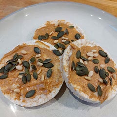Quick, tasty, healthy breakfast. 😊 Didn't have any bananas at home, and instead of peanuts I used pine nuts.